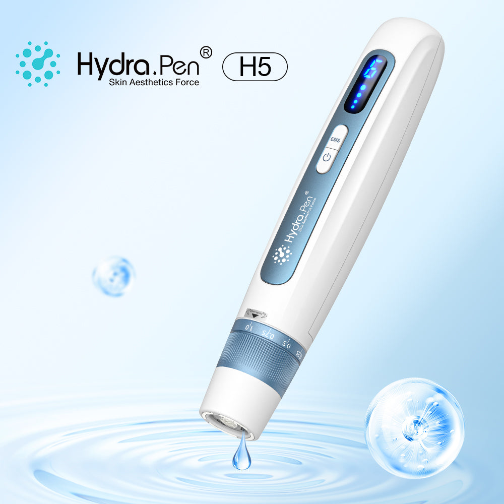 Hydra Pen H5 biru keluli dengan kartrij bertakungan yang dipasang, berlatar biru