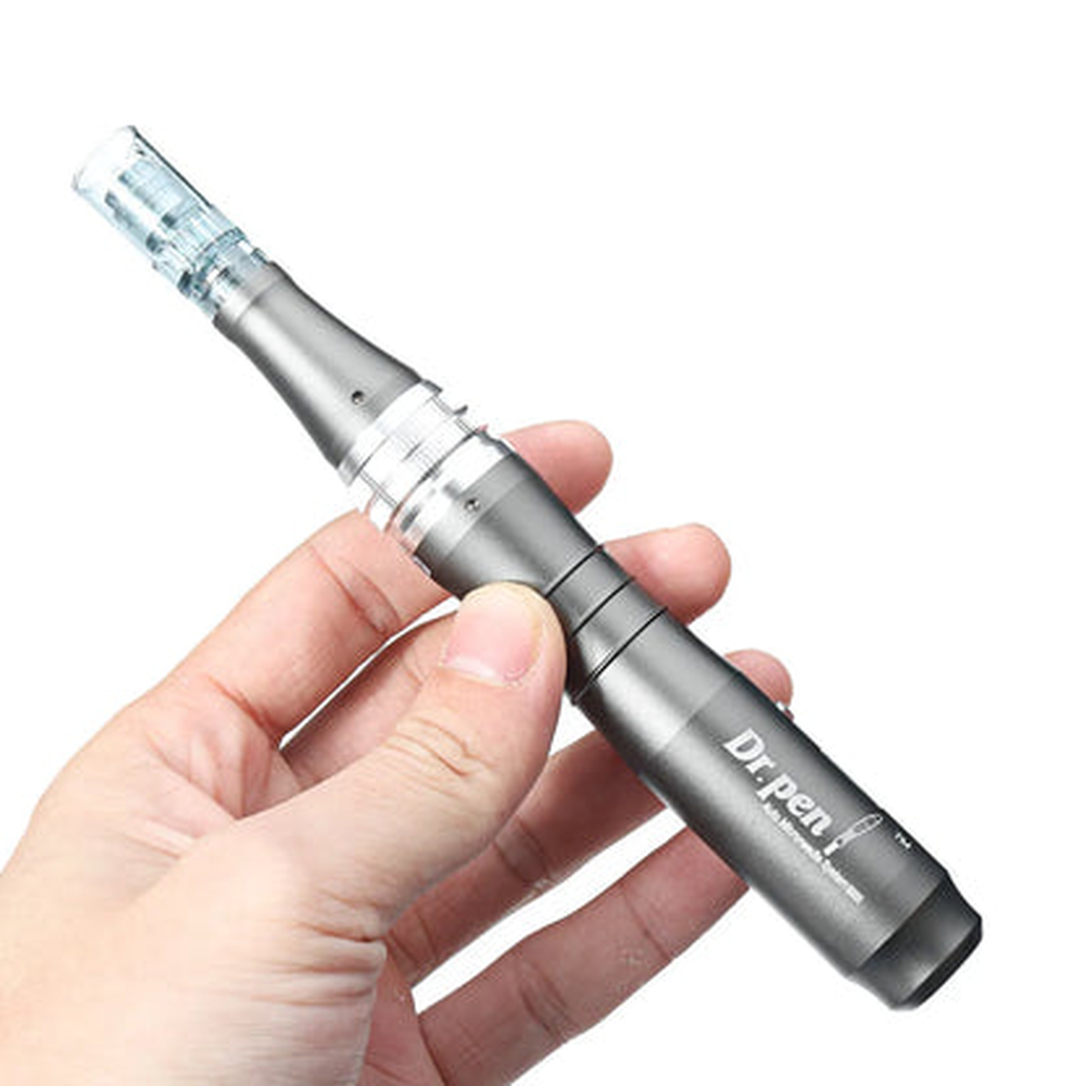 Pen Dr. Pen M8 dipegang dengan satu tangan untuk menunjukkan bentuk dan saiz